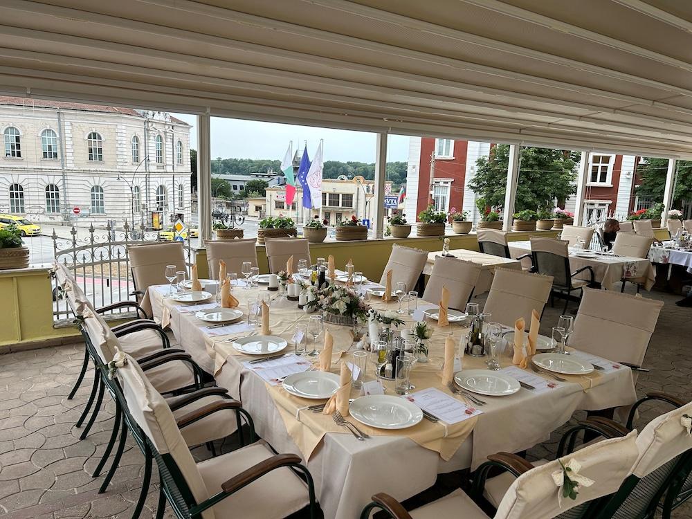 restaurant cafeteria