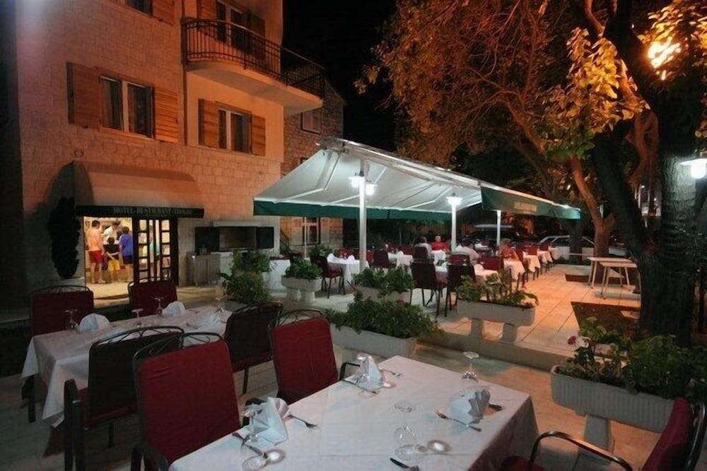 restaurant cafeteria