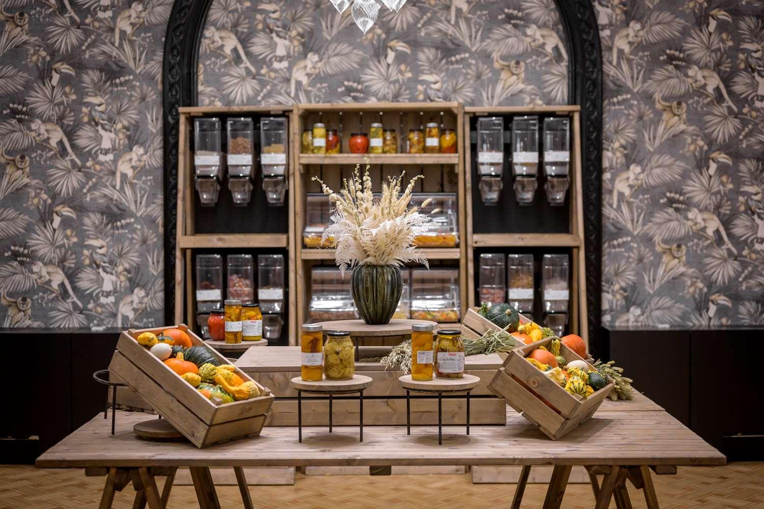 restaurant cafeteria