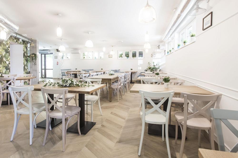 restaurant cafeteria