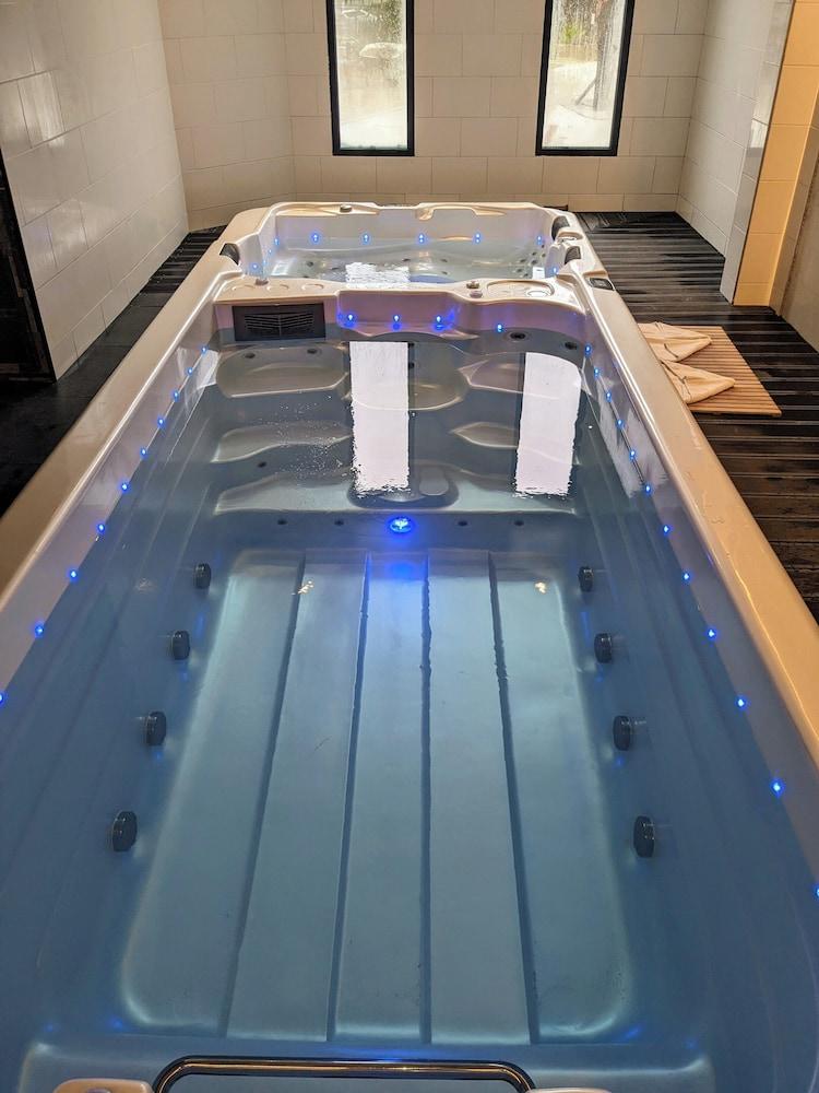 swimming pool spa