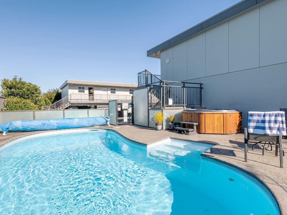 swimming pool spa