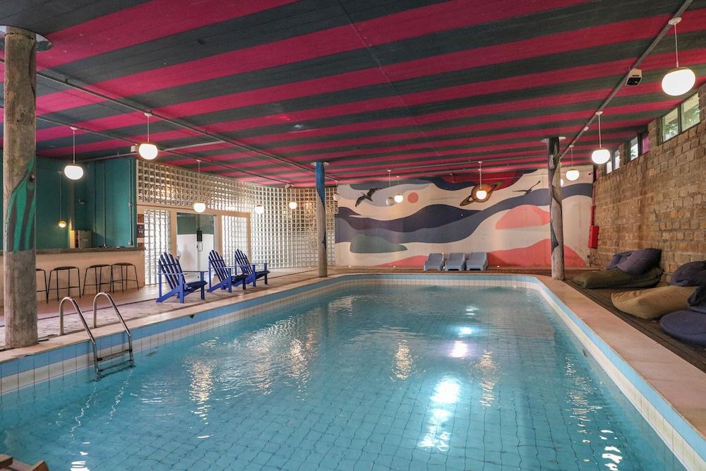 swimming pool spa