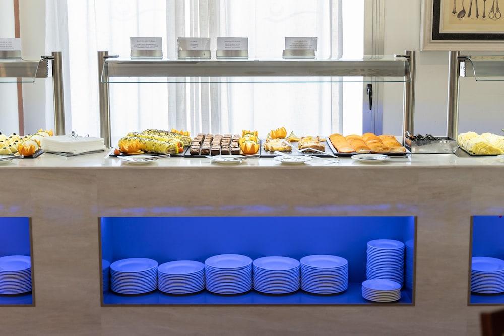 restaurant cafeteria