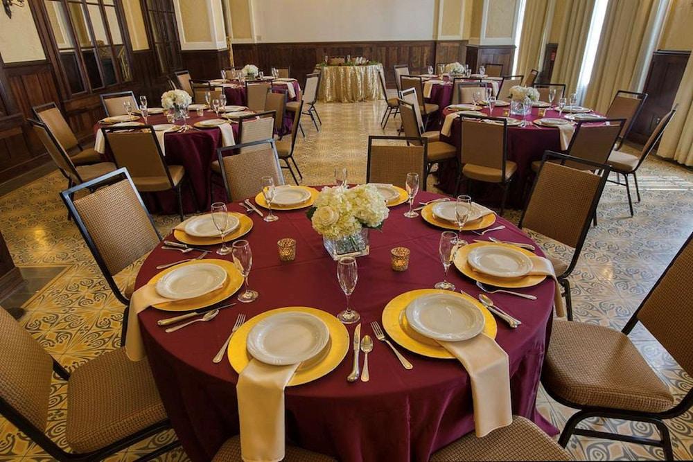 restaurant cafeteria