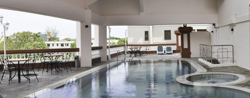 swimming pool spa