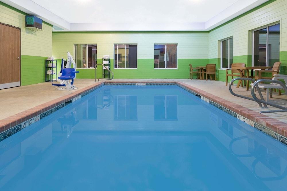 swimming pool spa