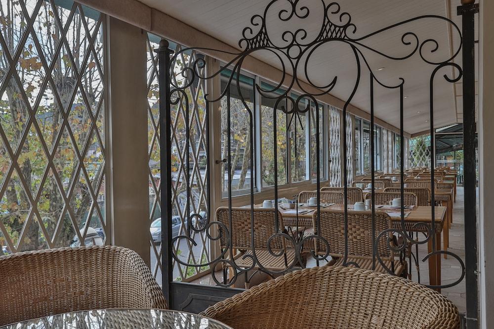 restaurant cafeteria