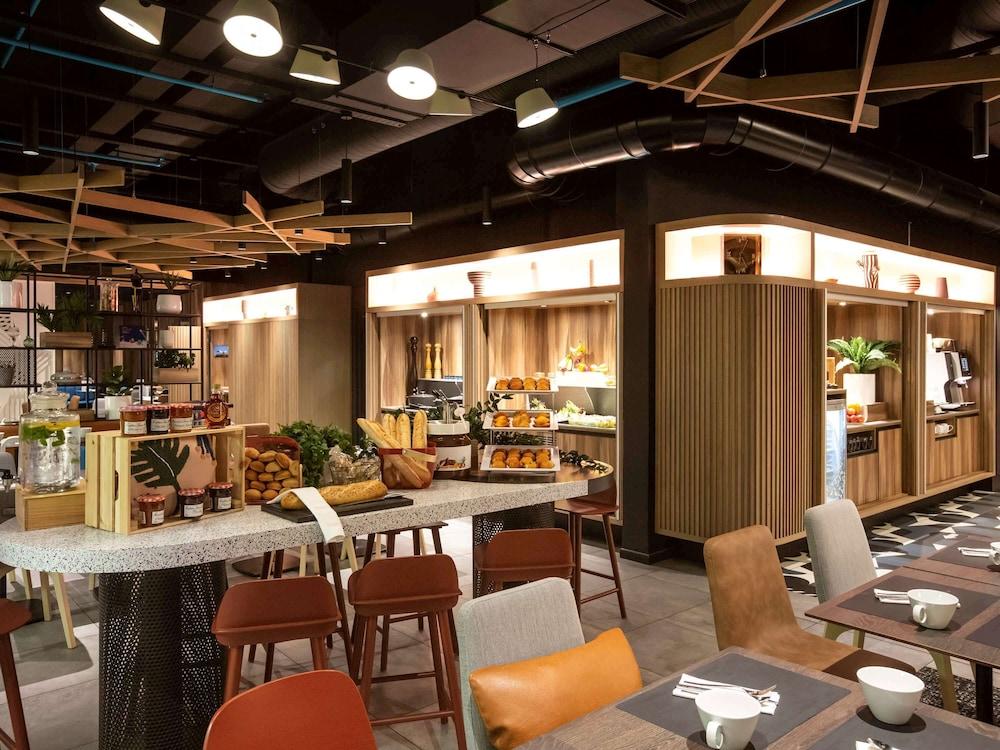 restaurant cafeteria