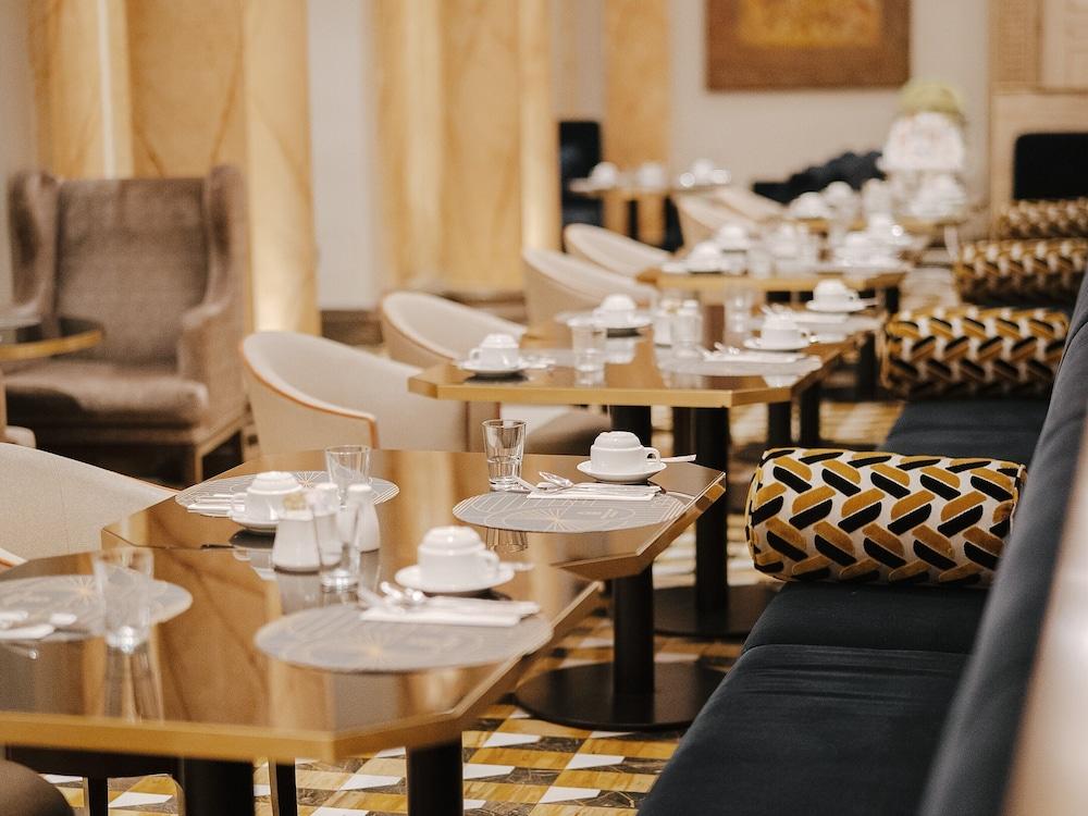 restaurant cafeteria