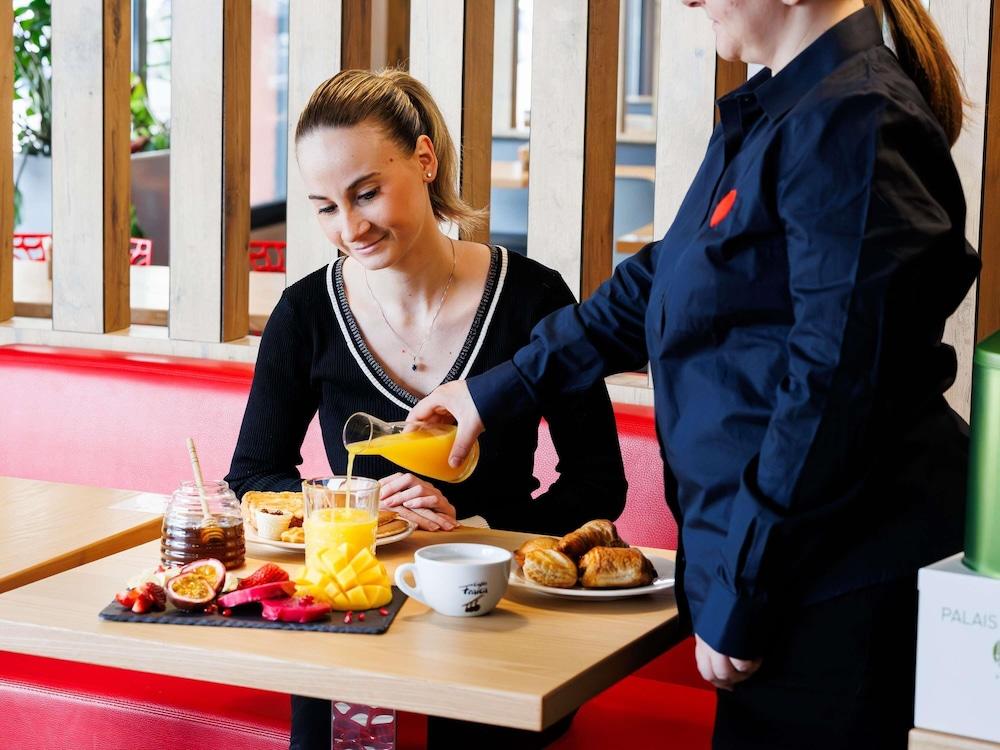 restaurant cafeteria