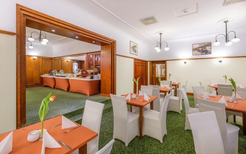 restaurant-cafeteria