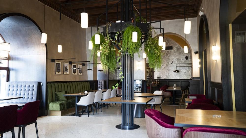 restaurant cafeteria