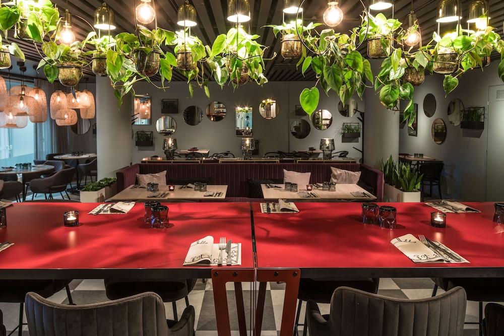 restaurant cafeteria