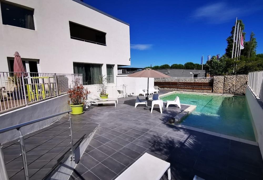 swimming pool spa