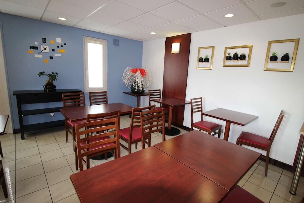 restaurant cafeteria