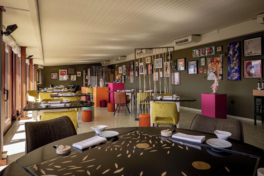 restaurant cafeteria