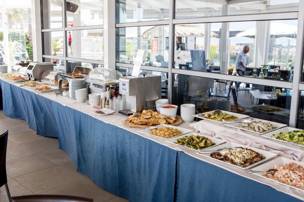 restaurant cafeteria