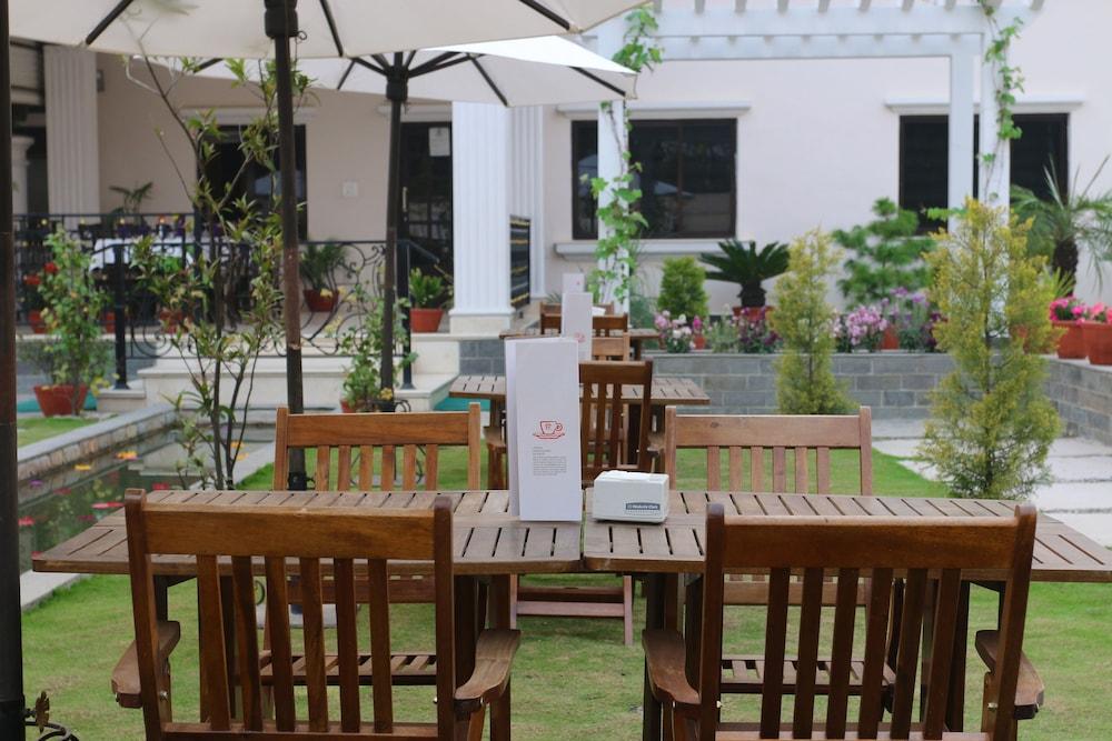 restaurant cafeteria