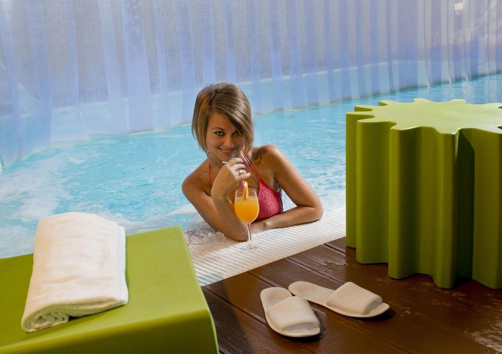 swimming pool spa