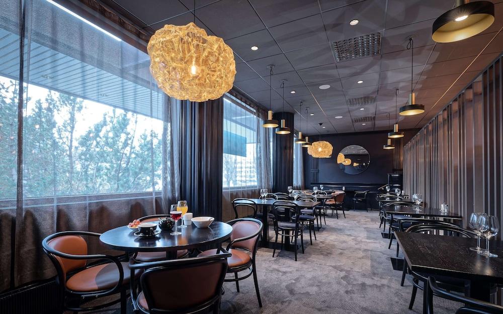 restaurant cafeteria