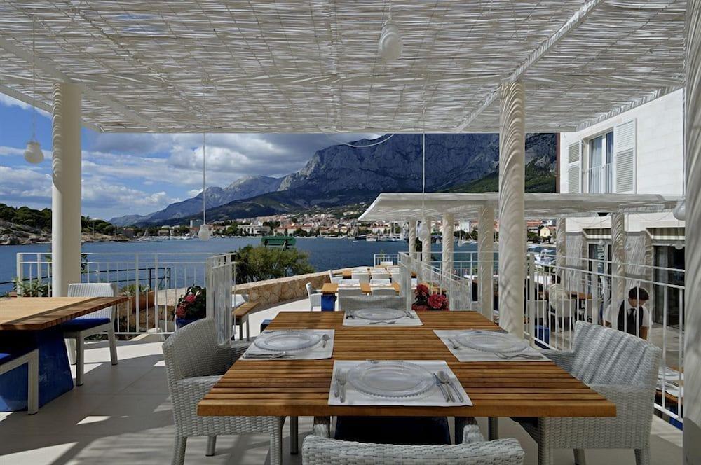 restaurant cafeteria