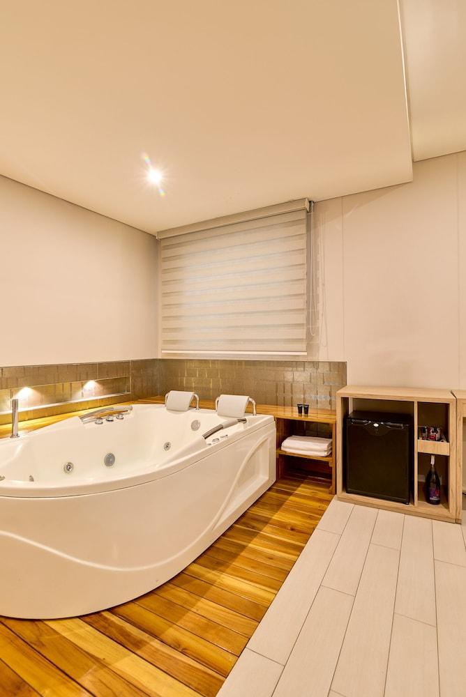 swimming pool spa
