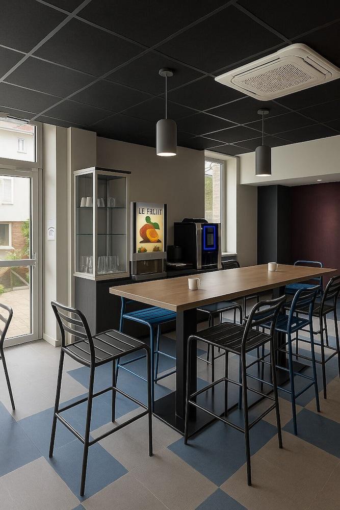 restaurant cafeteria