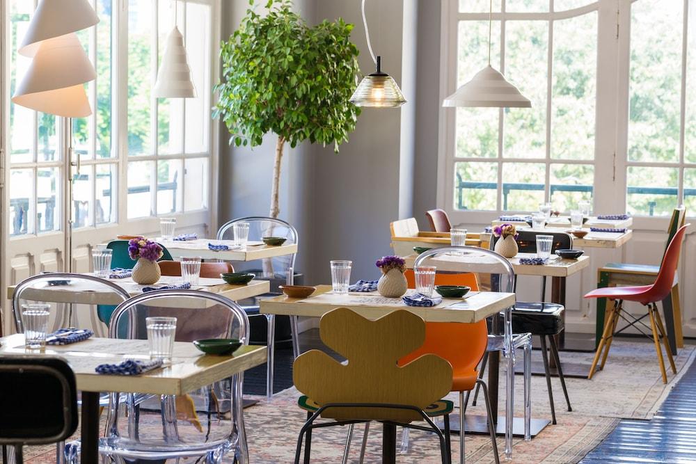 restaurant cafeteria