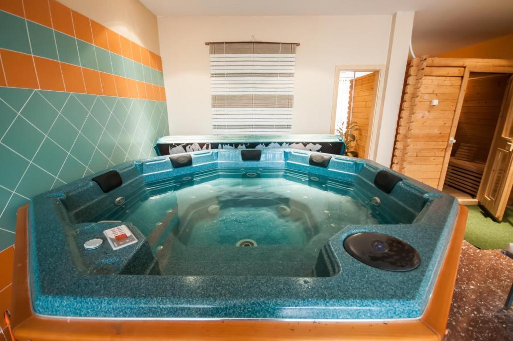 swimming pool spa