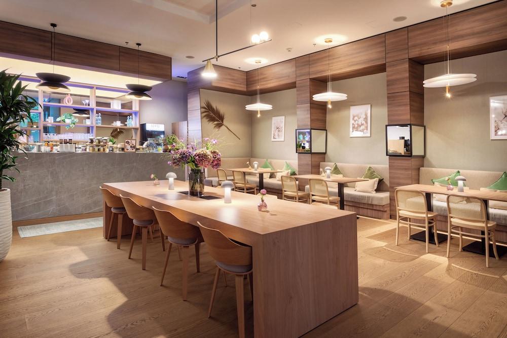 restaurant cafeteria