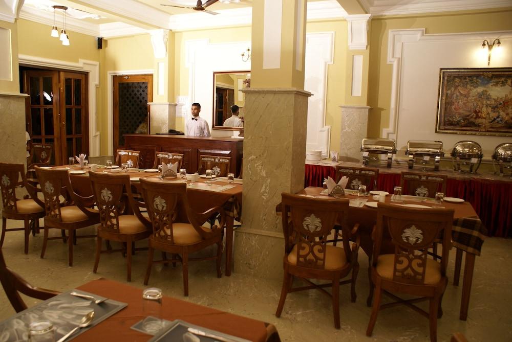 restaurant cafeteria
