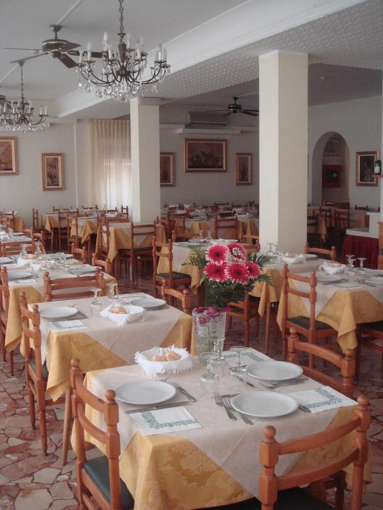 restaurant cafeteria
