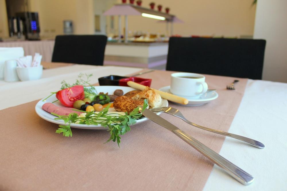 restaurant cafeteria
