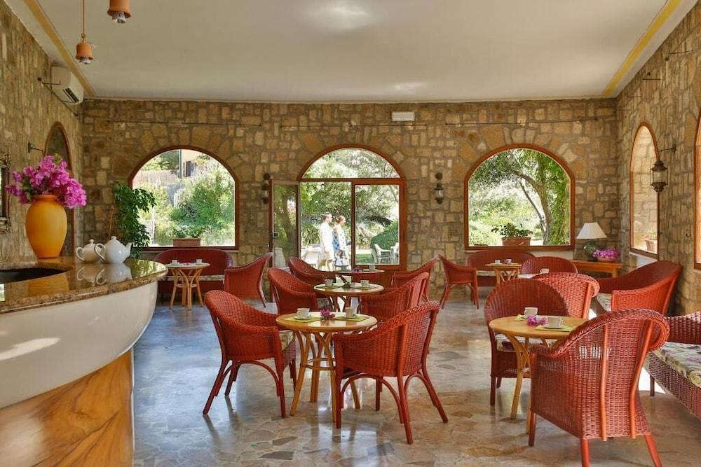 restaurant-cafeteria