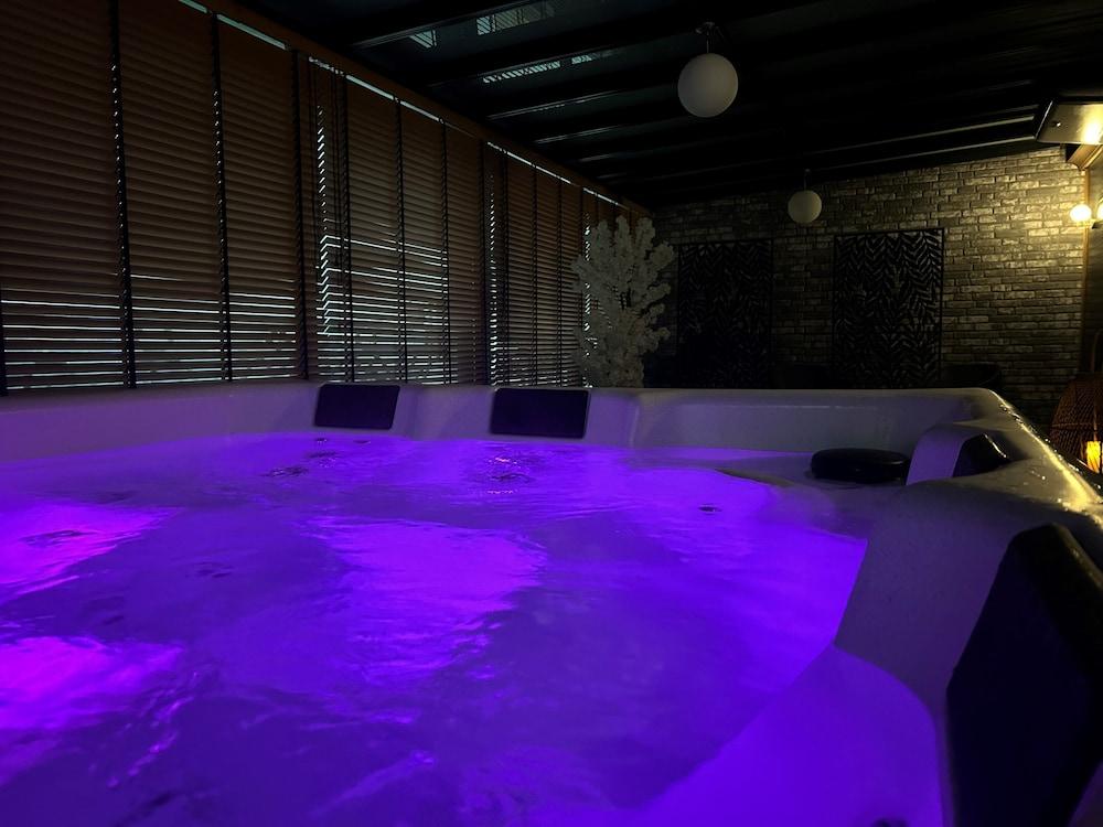 swimming pool spa