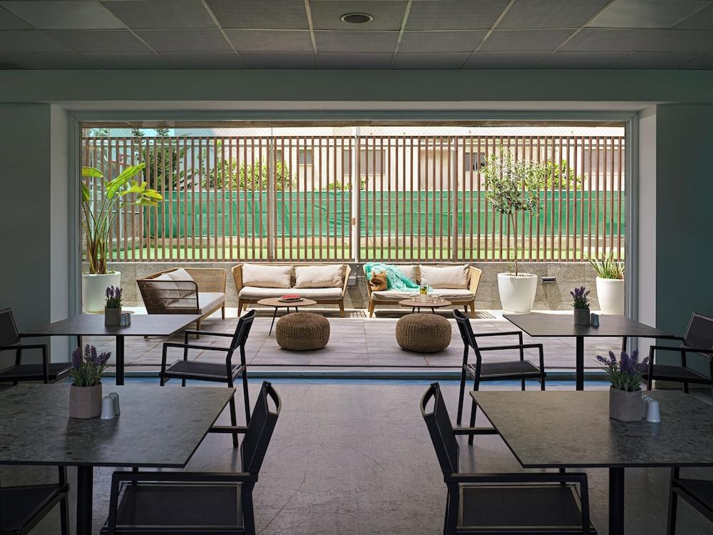 restaurant cafeteria