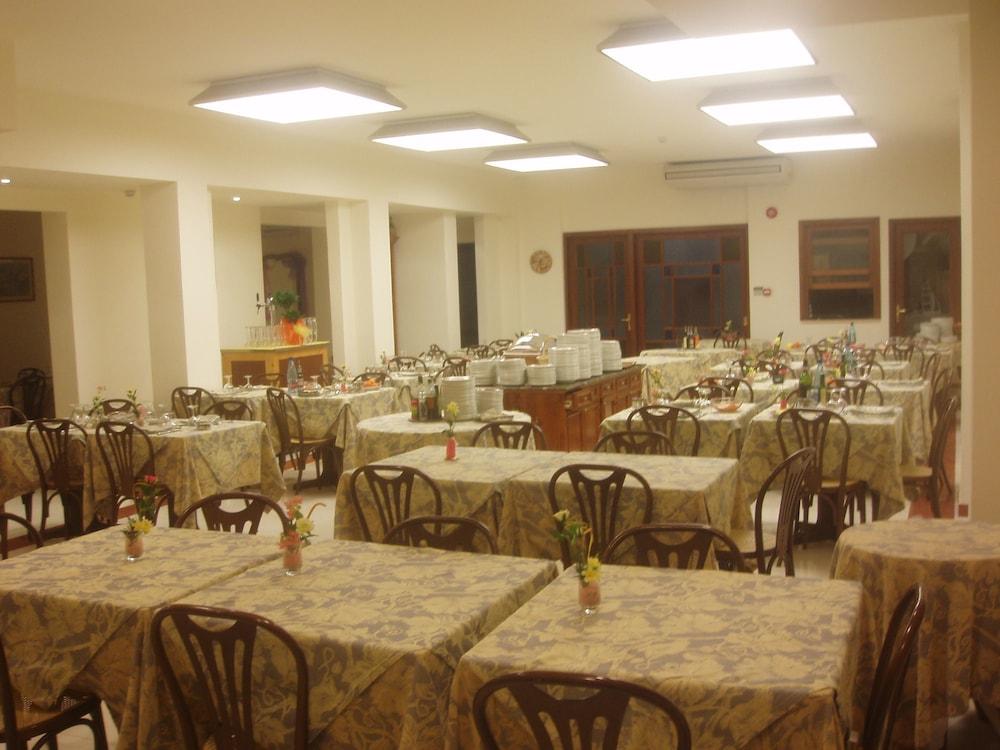 restaurant-cafeteria