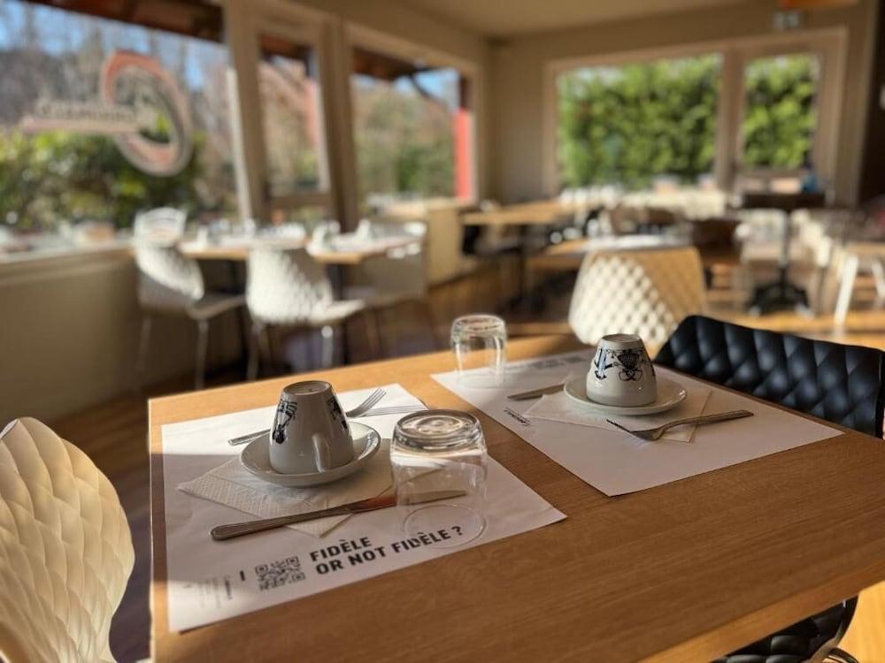 restaurant cafeteria