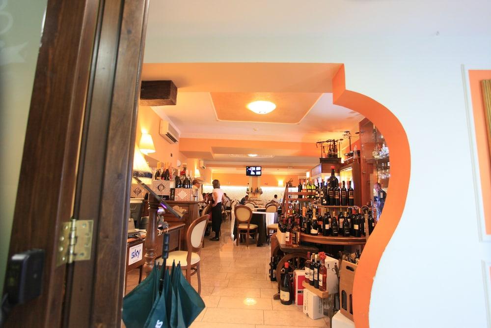 restaurant-cafeteria