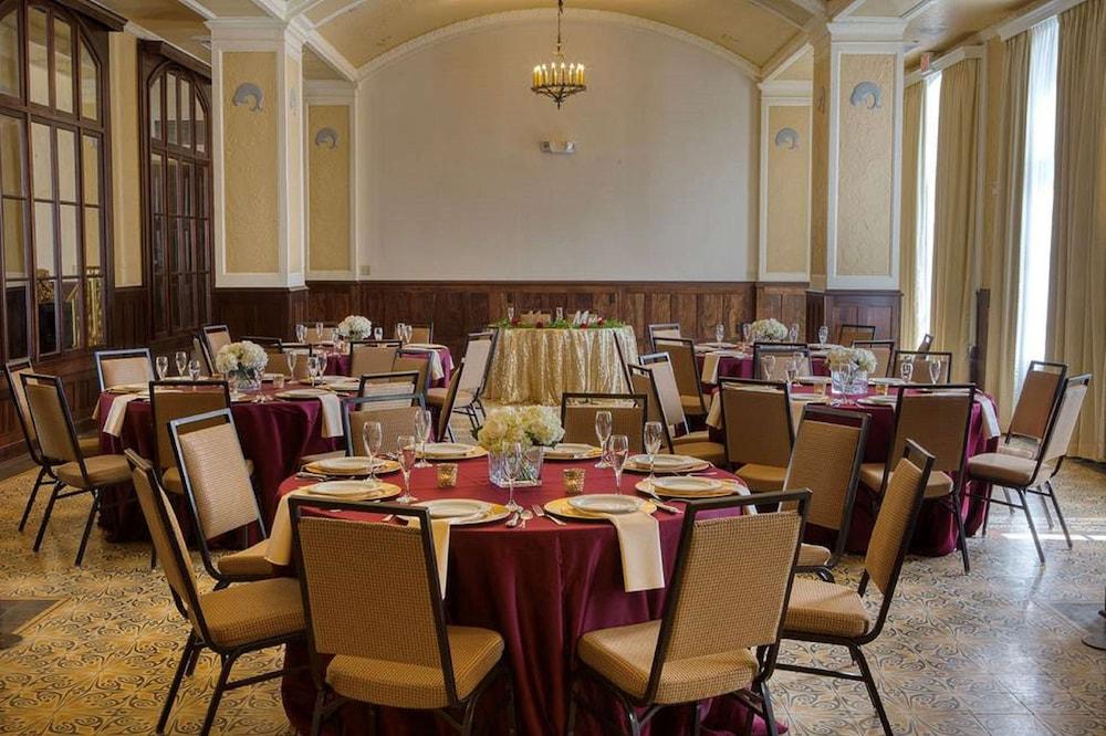 restaurant cafeteria