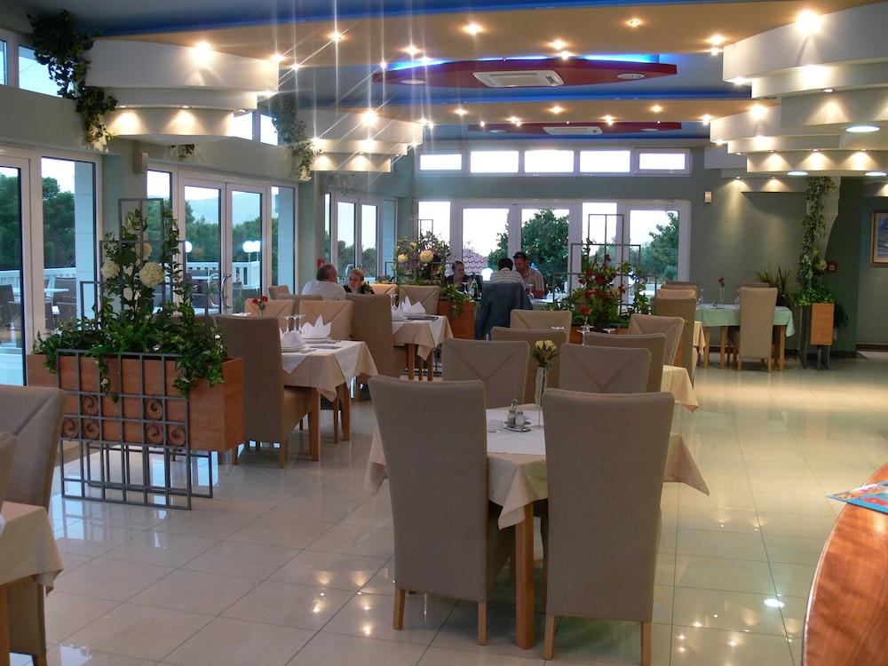 restaurant cafeteria