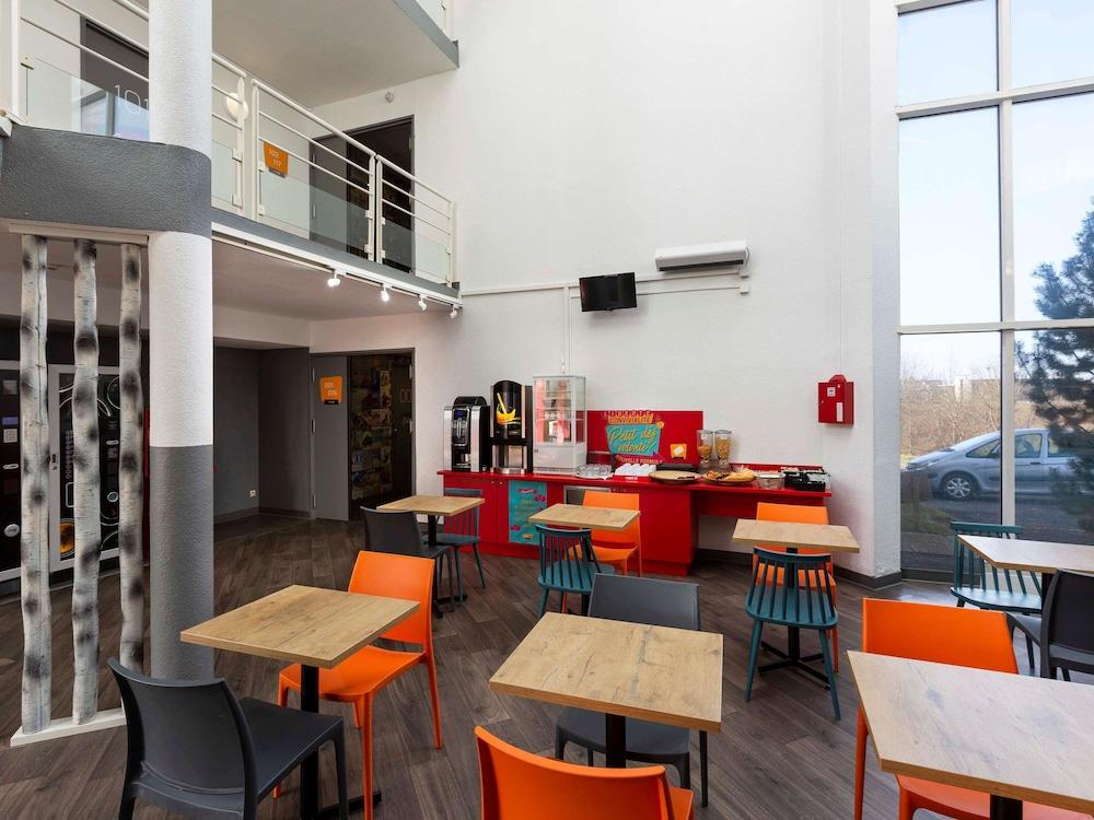 restaurant cafeteria