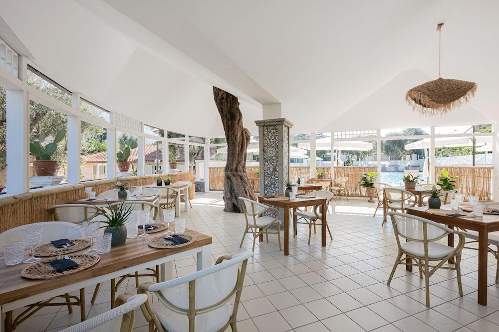 restaurant cafeteria