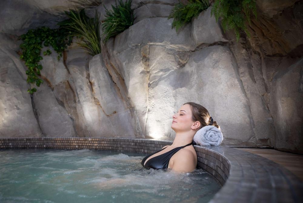 swimming pool spa