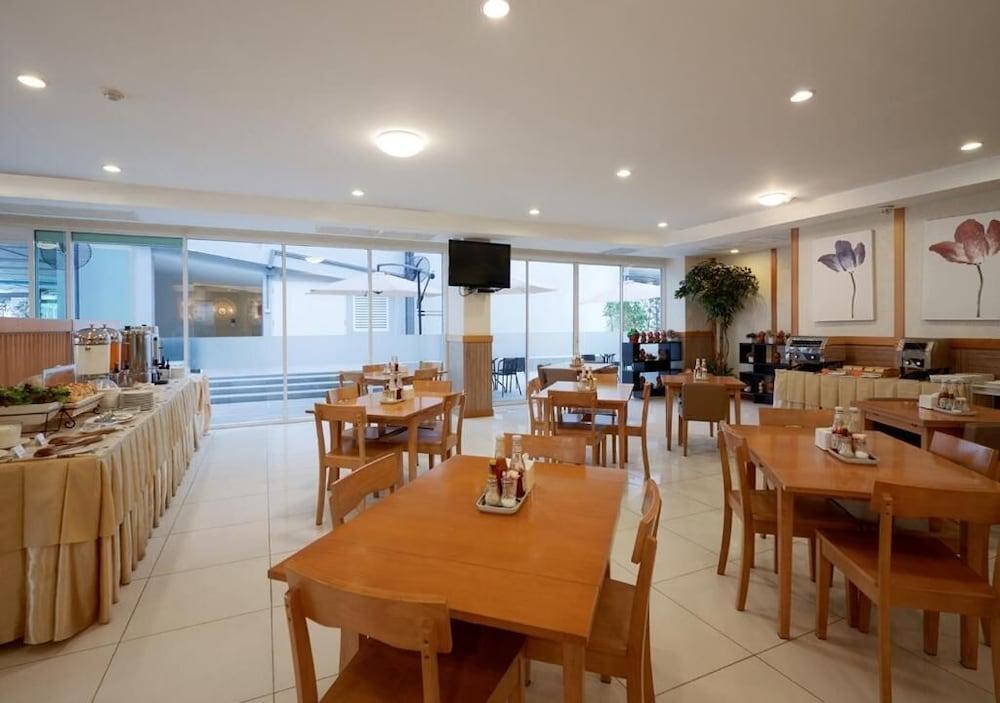 restaurant cafeteria