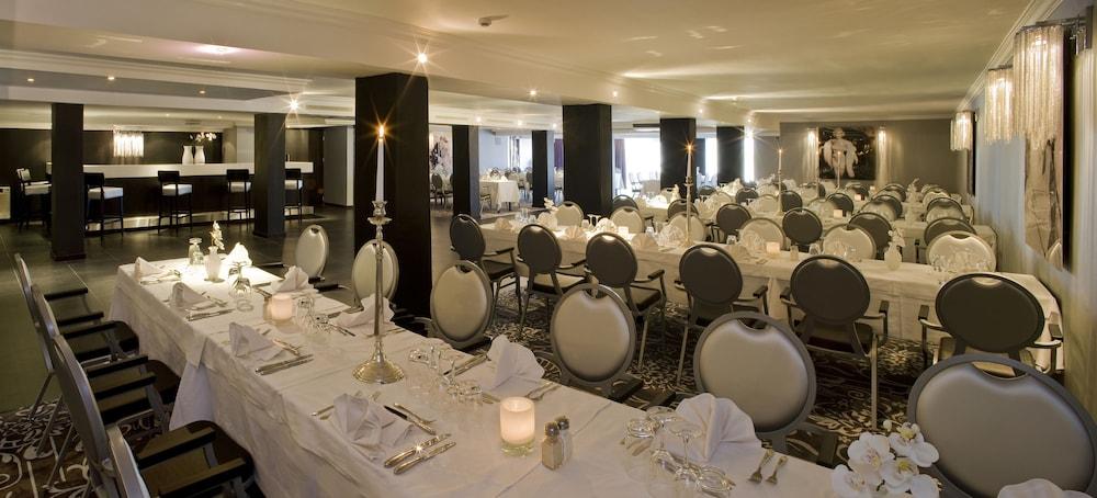 restaurant cafeteria