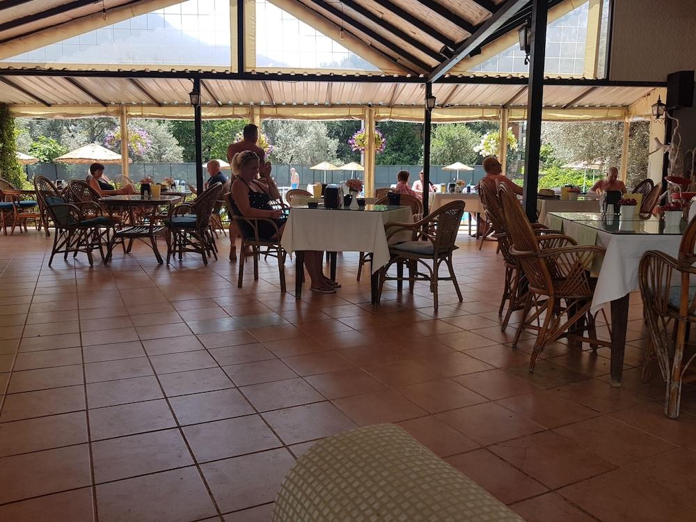 restaurant cafeteria
