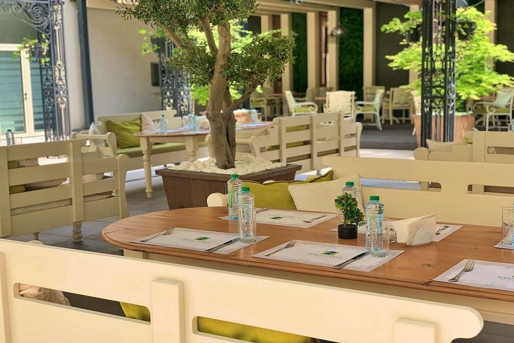 restaurant cafeteria