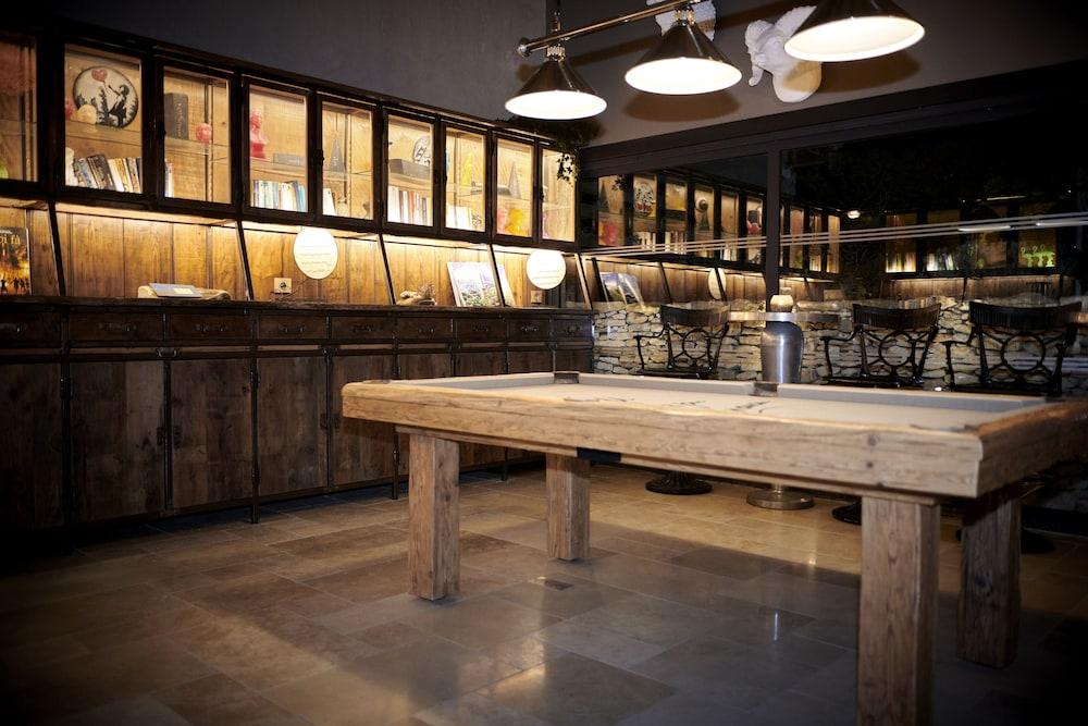 restaurant cafeteria